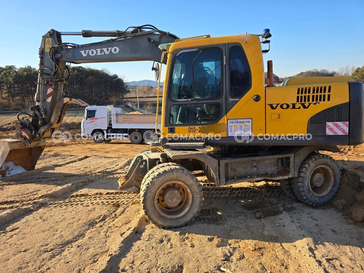 Máy xúc bánh lốp VOLVO EW145B - 2014