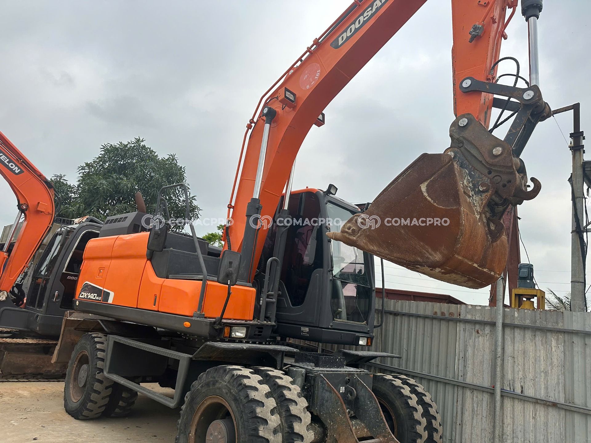 Máy xúc bánh lốp DOOSAN DX140-5 - 2016