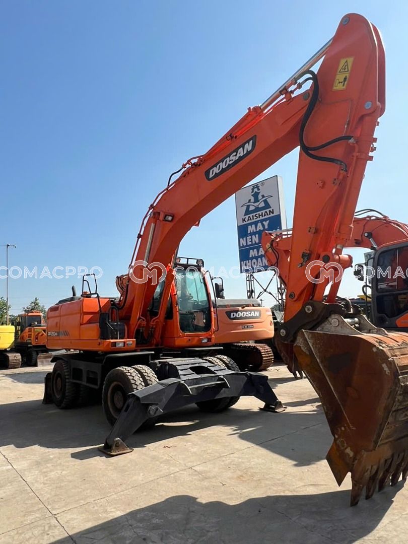 Máy xúc bánh lốp DOOSAN DX210WA - 2013