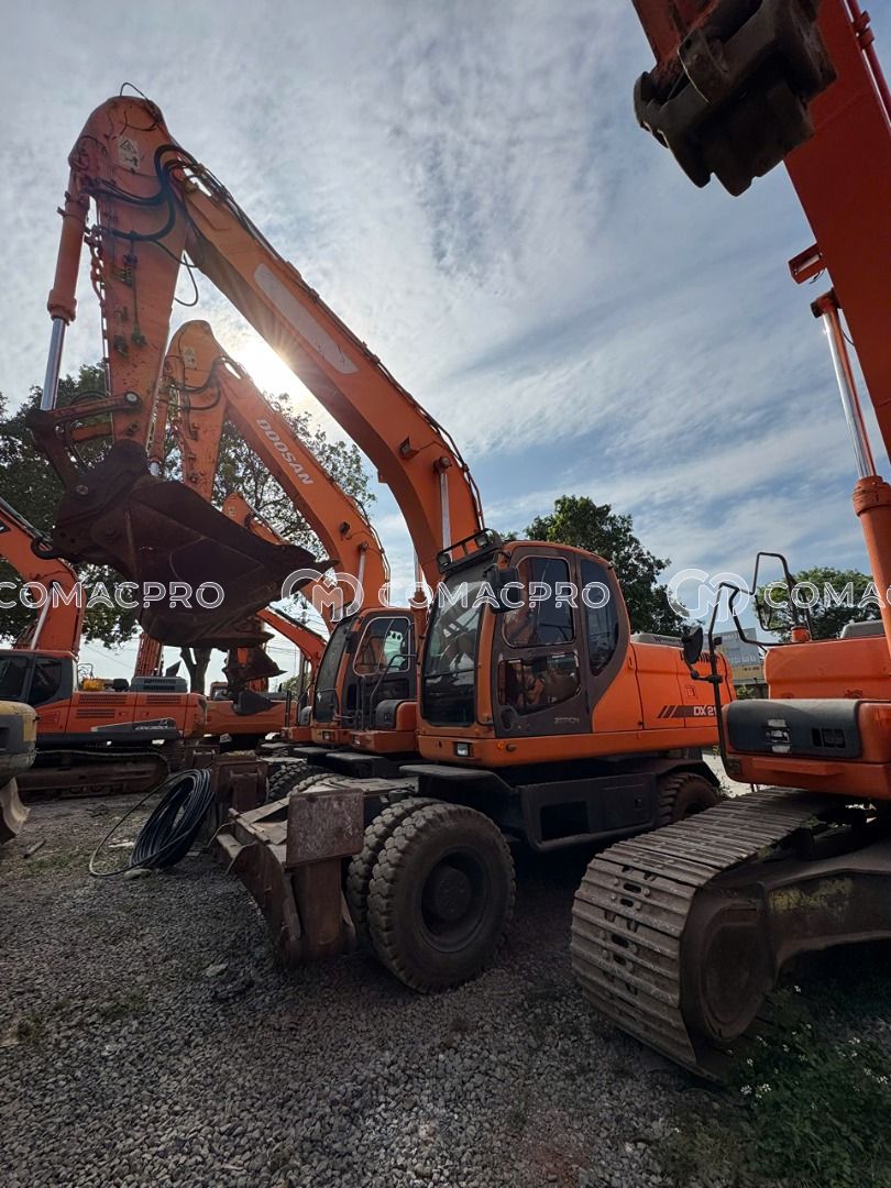 Máy xúc bánh lốp DOOSAN DX210WA - 2014