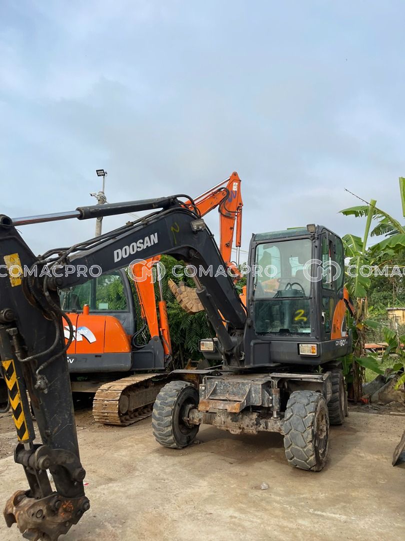 Máy xúc bánh lốp DOOSAN DX60WN - 2020