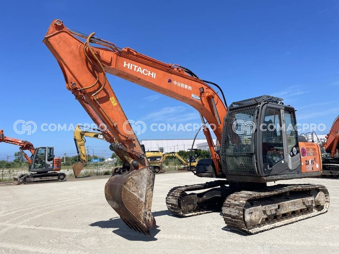 コダック Hitachi ZX890 headed out on this rainy morning. #hitachi