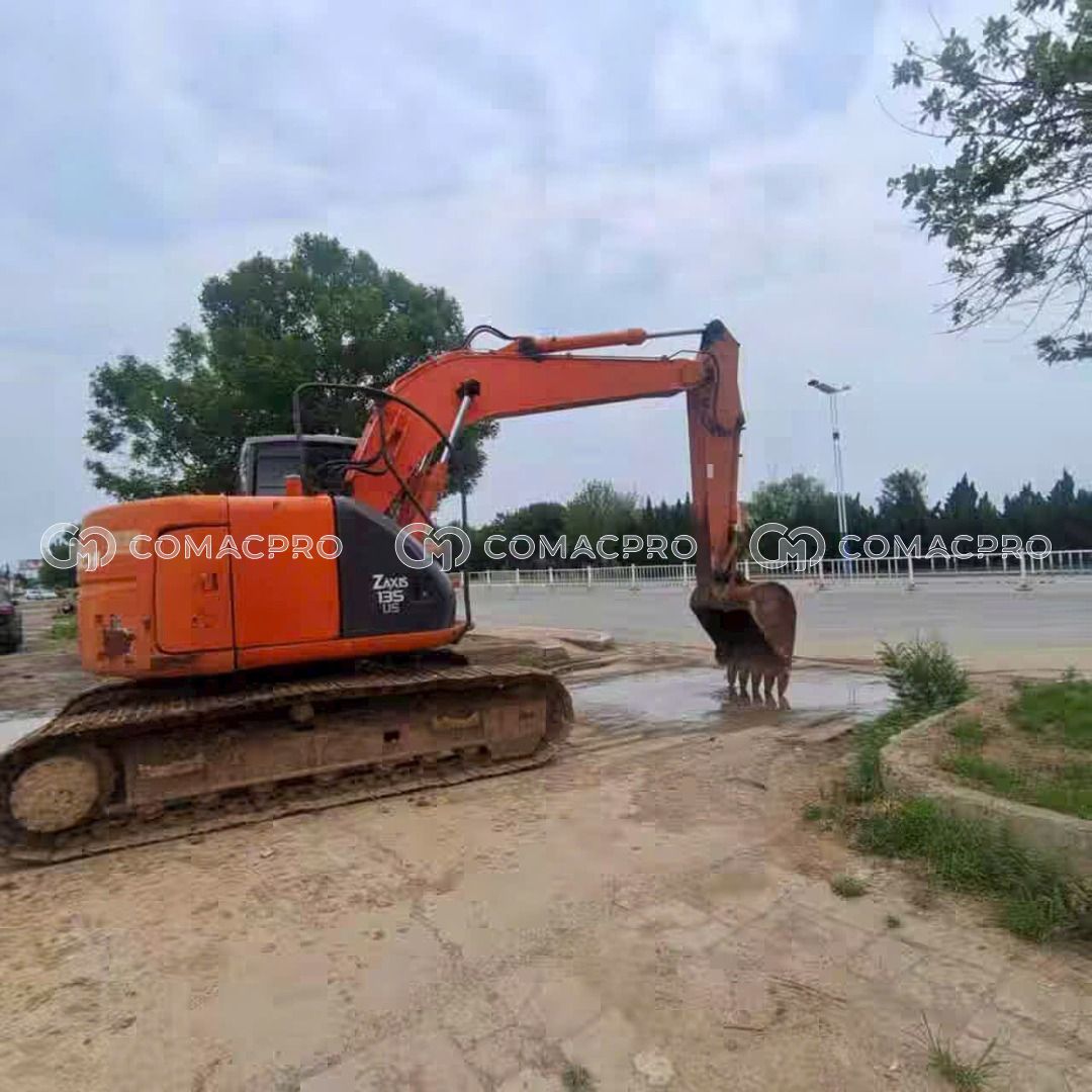 Máy xúc bánh xích HITACHI ZX135US