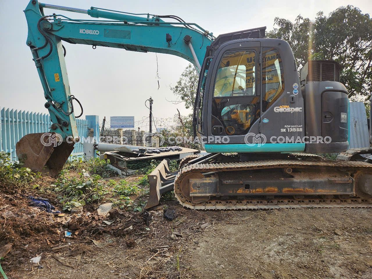 Máy xúc bánh xích KOBELCO SK135SR-2 - 2012