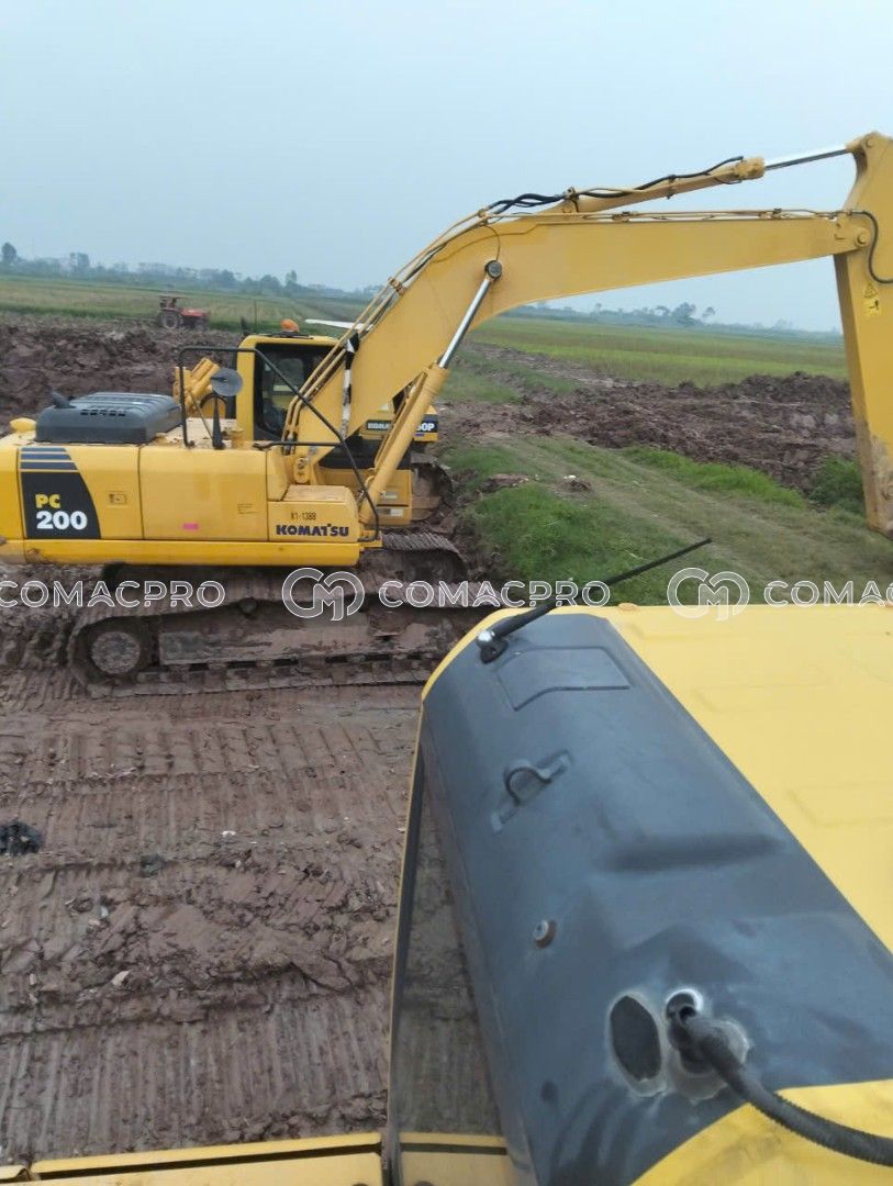 Máy xúc bánh xích KOMATSU PC200-8 2013