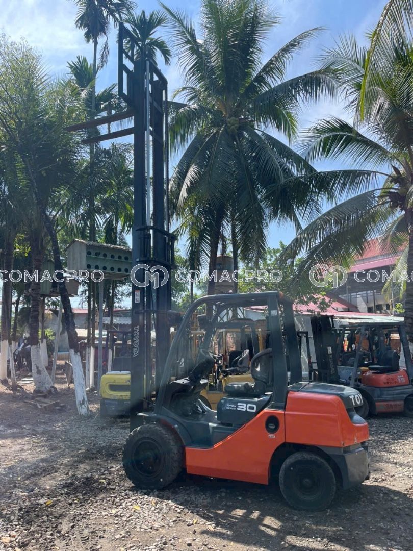 Xe nâng dầu TOYOTA 02-8FD30