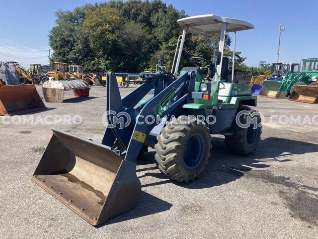 2005-年 KOMATSU WA40-3E0 轮式装载机
