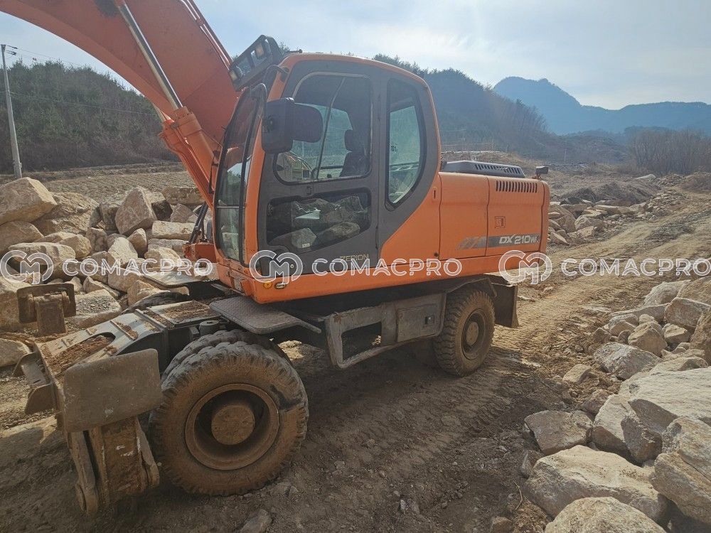 Máy xúc bánh lốp DOOSAN DX210W - 2014