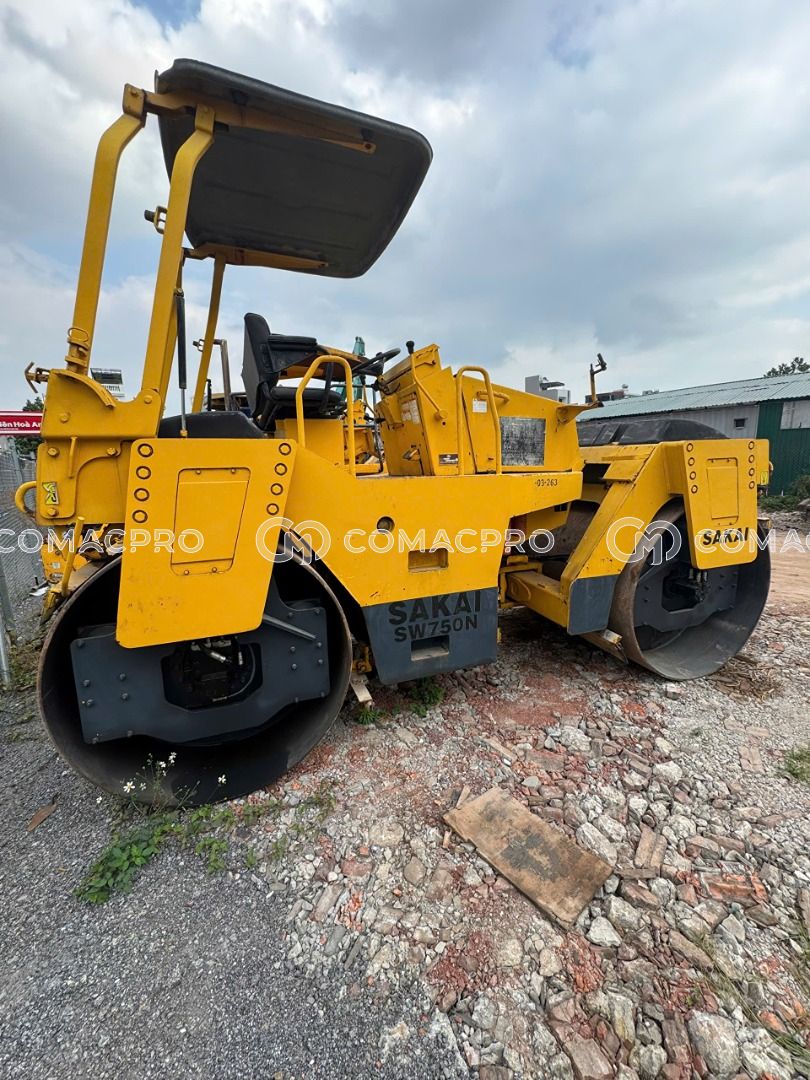 Xe lu SAKAI SW750N - 2006