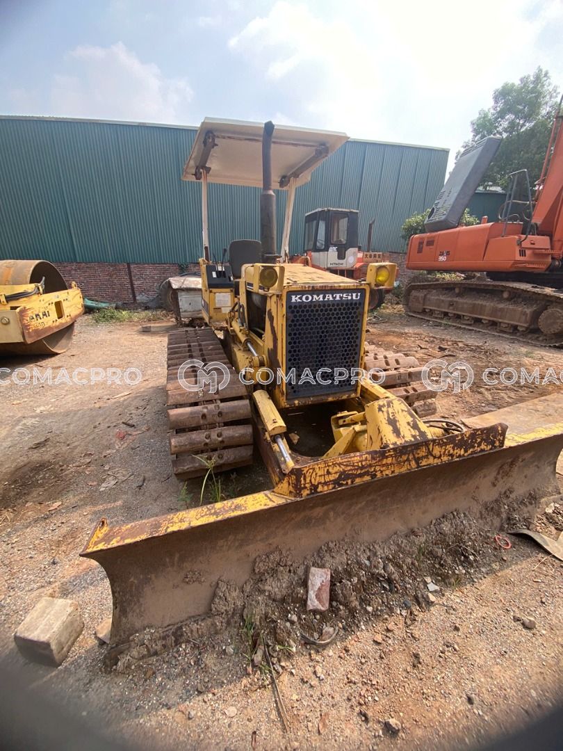 Xe ủi KOMATSU D21P - 2000
